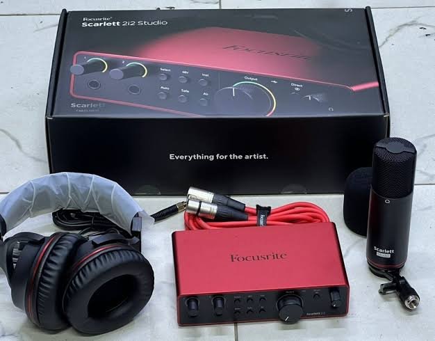 Focusrite Scarlett 2i2 Studio Set Mic Headphones and Sound Card
